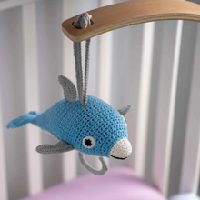 Lade das Bild in den Galerie-Viewer, Handgefertigte Delfin -Spieluhr SindiBaba blau Babyspielzeug P256
