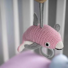 Lade das Bild in den Galerie-Viewer, Handgefertigte Delfin -Spieluhr SindiBaba rosa Babyspielzeug P255
