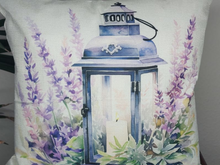Lade das Bild in den Galerie-Viewer, Dekokissen mit Füllung Lavendel Laterne 45x45cm vintage KI358
