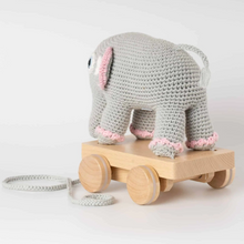 Lade das Bild in den Galerie-Viewer, Gehäkeltes Nachziehtier Elefant JUMBO rosa SindiBaba P258
