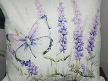 Load image into Gallery viewer, Dekokissen mit Füllung Lavendel Schmetterling 45x45cm vintage KI360
