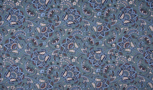 Carregar imagem no visualizador da galeria, 14,90/m BIO-French Terry, Sommersweat mit Paislay-Muster Blumen in Dusty-Blau, Grau-Rosa und Mauve 0,50mx1,45m Art 3299
