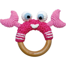 Lade das Bild in den Galerie-Viewer, Gehäkelter Greifling mit Rassel Krabbe PINCER in Pink von SindiBaba P171
