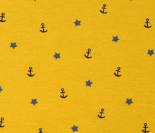 Carregar imagem no visualizador da galeria, EUR 14,50/m Jersey Pirat Skulls Anker Sterne, Baumwolljersey Blau-Grau oder Senf-Grau 0,50mx1,50m Art 3138
