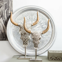 Lade das Bild in den Galerie-Viewer, Schädel Stier gestochen + Ständer 32 cm, aus Aluminium und Holz, Longhorn retro FI04
