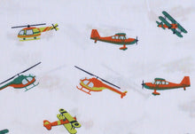 Cargar imagen en el visor de la galería, EUR 11,00/m Baumwolle Flugzeugen Hubschrauber in Weiß  0,50mx1,50m Art 2674
