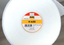 Cargar imagen en el visor de la galería, EUR 7,50/m Vlieseline H 630 Freudenberg, Volumenvlies weiß, aufbügelbar 1.00mx0.90m KW76
