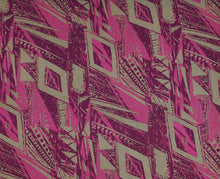 Lade das Bild in den Galerie-Viewer, EUR 12,90/m Viskosejersey grafische Muster Rauten Streifen Beige Pink Beere zum Nähen von Kleider Oberteilen Accessoire 0,50mx1,40m Art 2428
