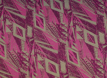 Cargar imagen en el visor de la galería, EUR 12,90/m Viskosejersey grafische Muster Rauten Streifen Beige Pink Beere zum Nähen von Kleider Oberteilen Accessoire 0,50mx1,40m Art 2428
