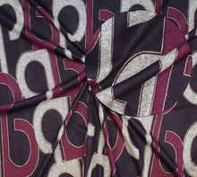 Carregar imagem no visualizador da galeria, EUR 14,90/m Strickstoff grafisches Muster Bordeaux Weinrot Beige Gold querelastisch zum Nähen für Kleider Röcke Shirts 0,50mx1,50m Art 2560
