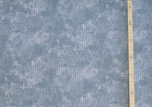 Carregar imagem no visualizador da galeria, EUR 12,90/m Baumwolle Wabenmuster geometrische Muster batik Blau Stoff zum Nähen Patchwork Basteln Dekorieren Kleidung 0,50mx1,45m Art 2683
