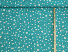 Load image into Gallery viewer, EUR 12,90/m Baumwolle Sterne Stars mint weiß zum Nähen Quilten Patchwork Basteln Dekorieren für Decken Masken Kleidung 0,50mx1,45m Art 2682
